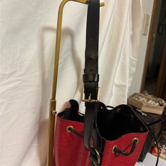 LOUIS VUITTON Epi Petit Noe Shoulder Bag - Picture 9 of 13